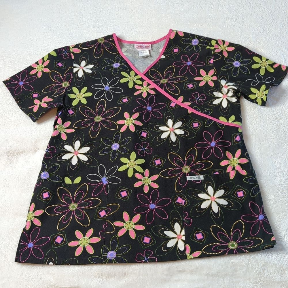 Cherokee Floral Pockets GUC Scrub top size M